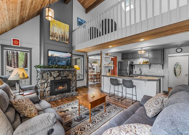 New! Hot Tub ~ Heart of Sunriver ~ Fireplace ~ Updated Home ~ SHARC passes! 8