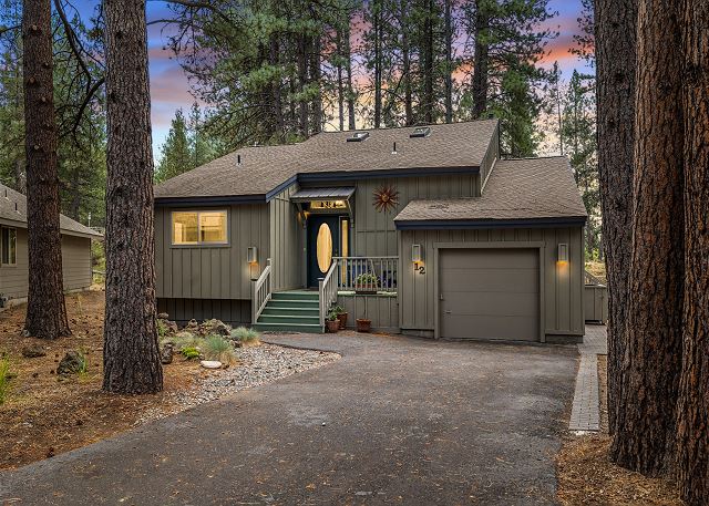 New! Hot Tub ~ Heart of Sunriver ~ Fireplace ~ Updated Home ~ SHARC passes! 2