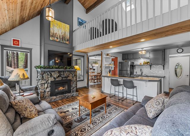 New! Hot Tub ~ Heart of Sunriver ~ Fireplace ~ Updated Home ~ SHARC passes! 7