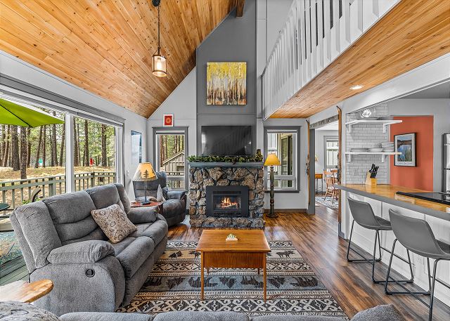 New! Hot Tub ~ Heart of Sunriver ~ Fireplace ~ Updated Home ~ SHARC passes! 10