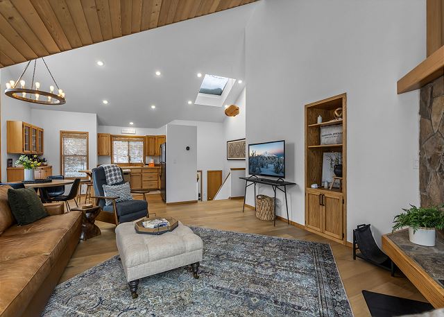 New! Hot Tub ~ SHARC Passes ~ Fireplace ~ BBQ ~ Patio ~ Ping Pong! 7