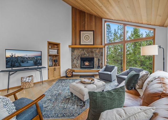 New! Hot Tub ~ SHARC Passes ~ Fireplace ~ BBQ ~ Patio ~ Ping Pong! 6