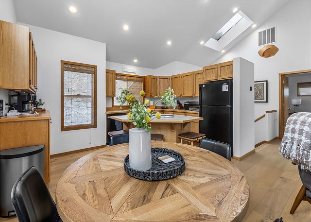 New! Hot Tub ~ SHARC Passes ~ Fireplace ~ BBQ ~ Patio ~ Ping Pong! 8