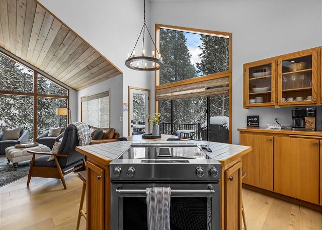 New! Hot Tub ~ SHARC Passes ~ Fireplace ~ BBQ ~ Patio ~ Ping Pong! 10