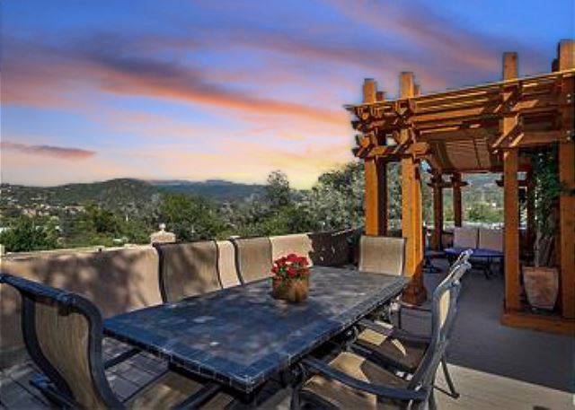 New Listing| Walk to Canyon Rd| Mountain Views| Great Outdoor Space|2 Masters