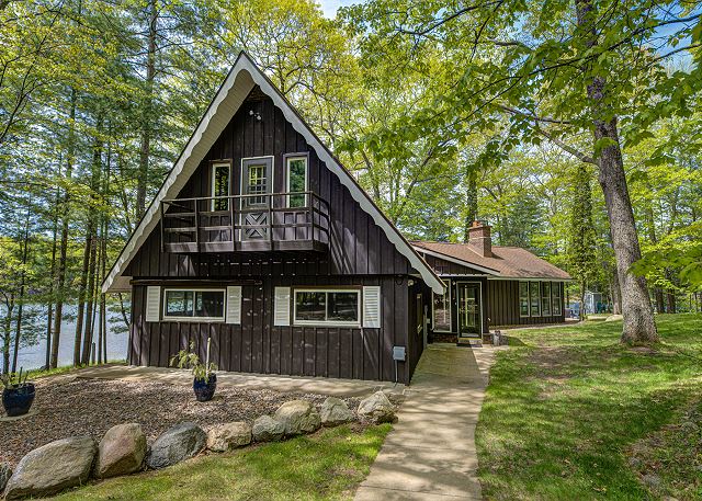 Loon Landing | Quiet lakefront, sunroom, large yard, firepit, kayaks, Dogs OK