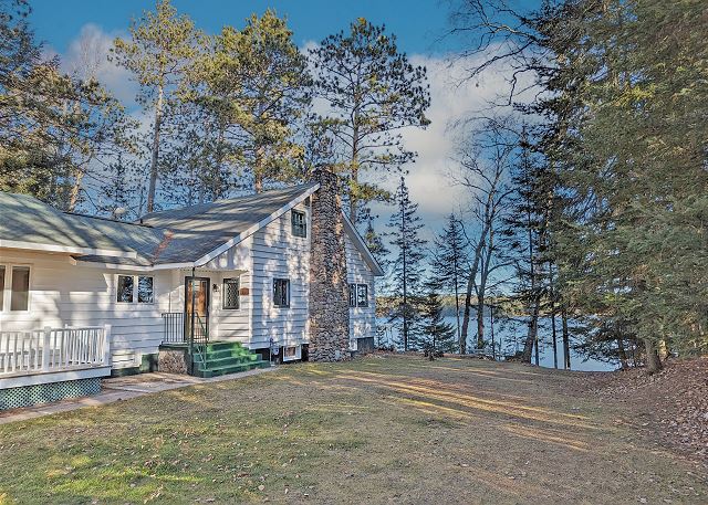 New! Lakefront Cottage on Chain of Lakes, Grill, Yard, Firepit, Dock, Dogs OK
