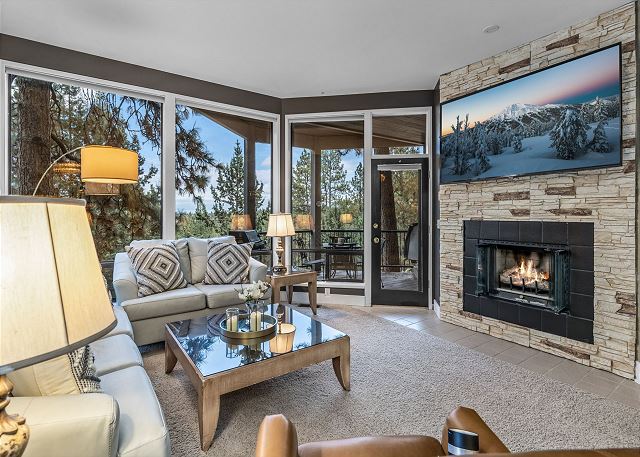 New Listing! Gorgeous Views ~ Private Hot Tub ~ Fireplace