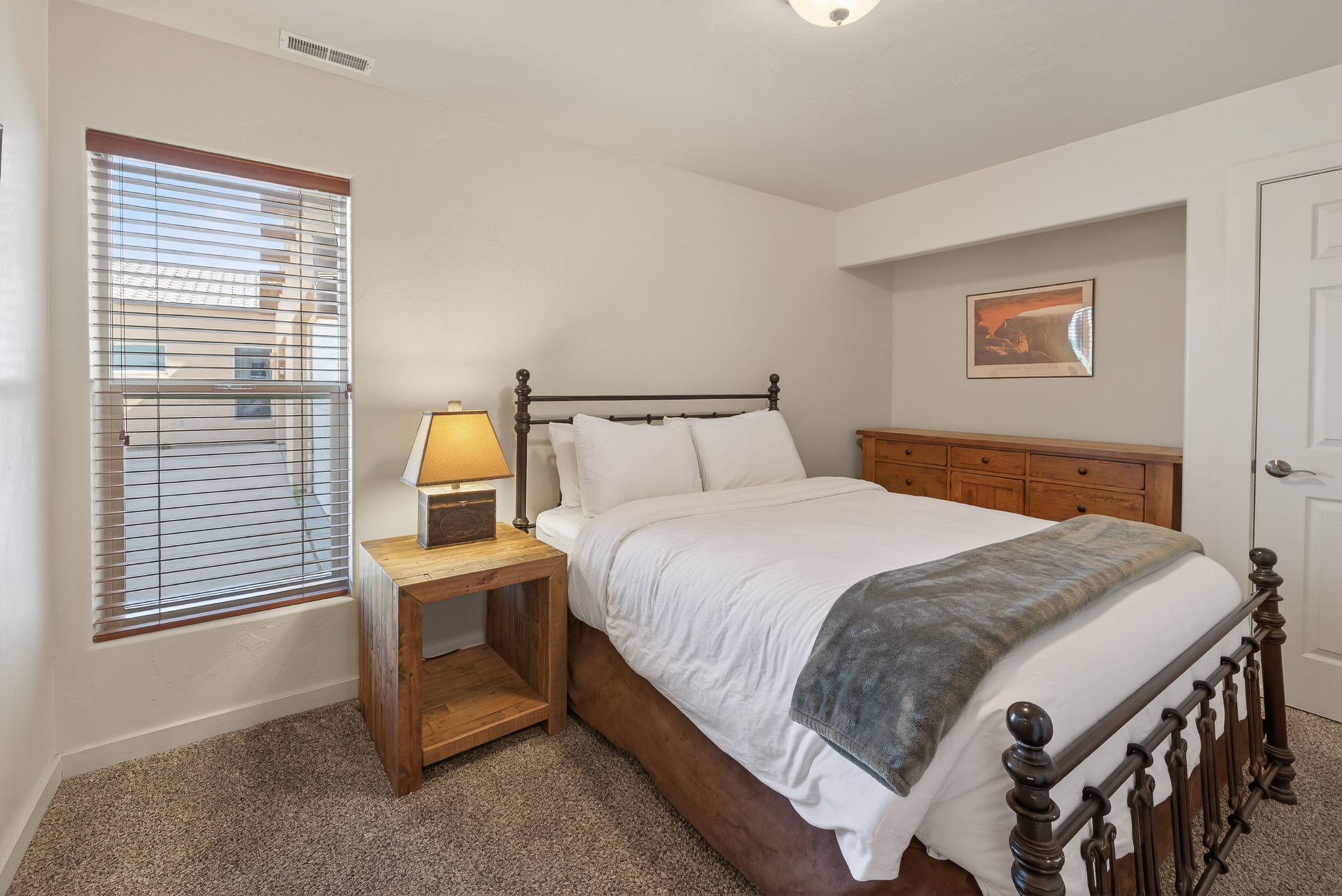 3rd bedroom - queen bed