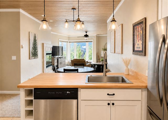 Remodeled Eolus Ski in/Ski Out condo - Slope & Mountain Views - Deck 9