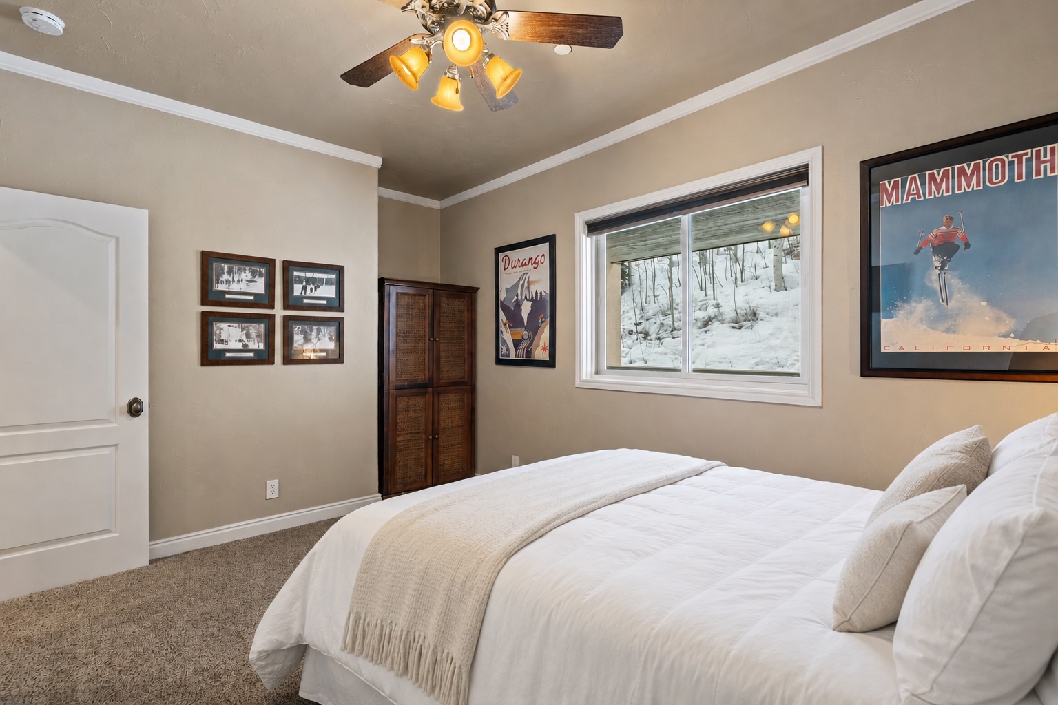 2nd Bedroom - Queen bed and TV