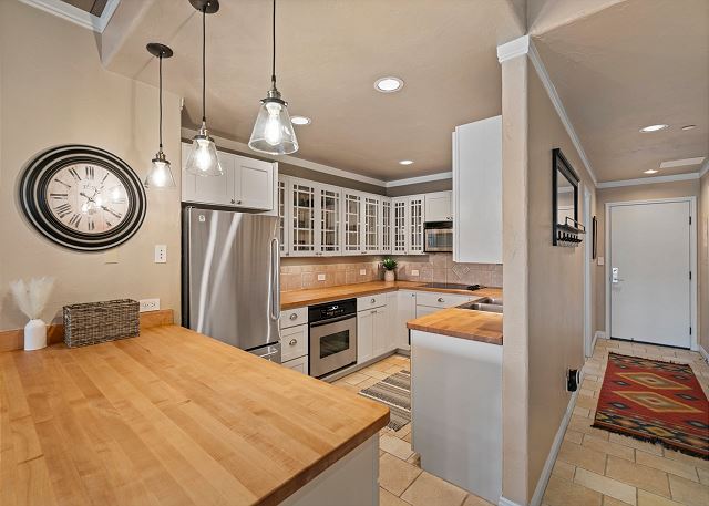 Remodeled Eolus Ski in/Ski Out condo - Slope & Mountain Views - Deck 9