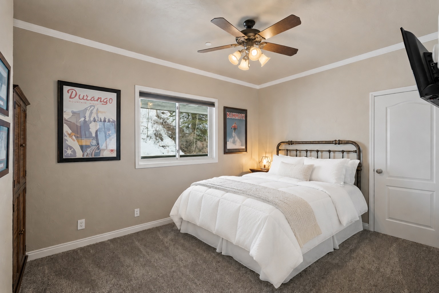 2nd Bedroom - Queen bed and TV
