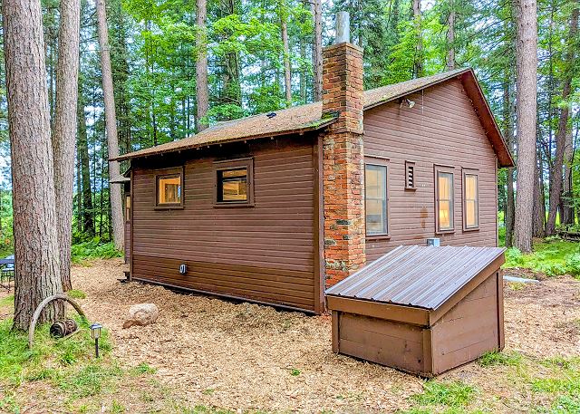 Fernwood Cabin |Solitude on the River, Firepit, Kayaks, Dogs OK, AC