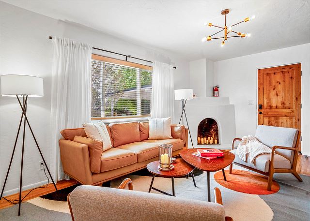 Great Living Space Outside and Inside| Private Bedrooms| Close to Downtown