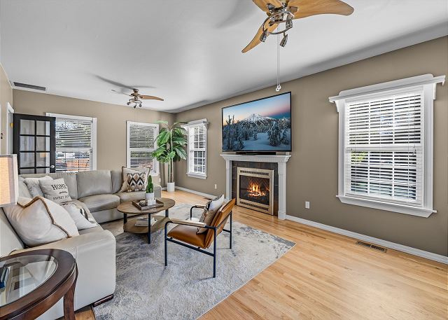 New! Luxury Home ~ Salt Water Hot Tub ~ Dog Friendly ~ Fire Pit 5