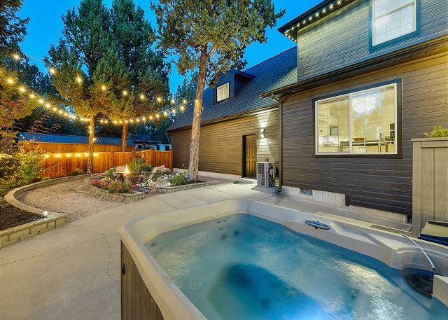 New! Luxury Home ~ Salt Water Hot Tub ~ Dog Friendly ~ Fire Pit 2