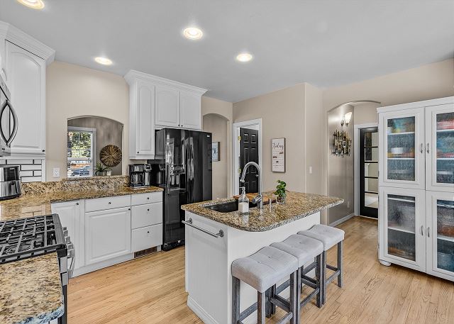 New! Luxury Home ~ Salt Water Hot Tub ~ Dog Friendly ~ Fire Pit 8