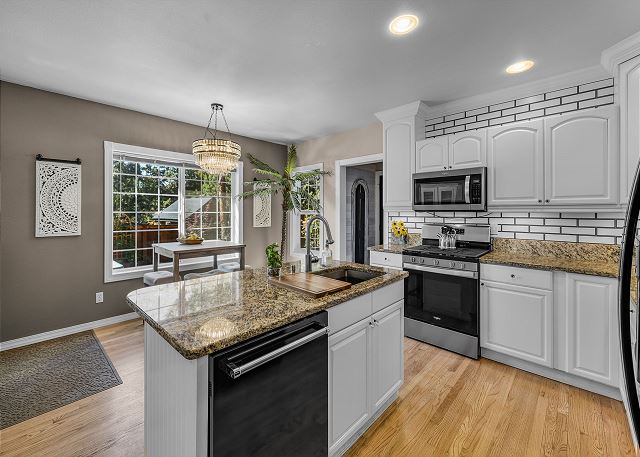 New! Luxury Home ~ Salt Water Hot Tub ~ Dog Friendly ~ Fire Pit 10