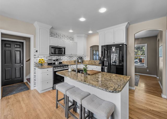 New! Luxury Home ~ Salt Water Hot Tub ~ Dog Friendly ~ Fire Pit 9