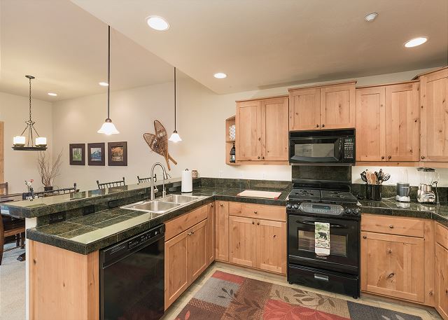 Black Bear Townhome (End Unit) across from Purgatory - Views - Ski Shuttle 5