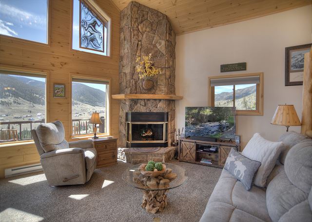 New Listing! 3-story Mountain Cabin - Breathtaking Views - Large Deck