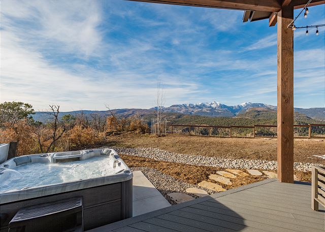 New Custom Home on 35 Acres - Amazing Mtn Views -15 Min to DGO - AC/Hot Tub