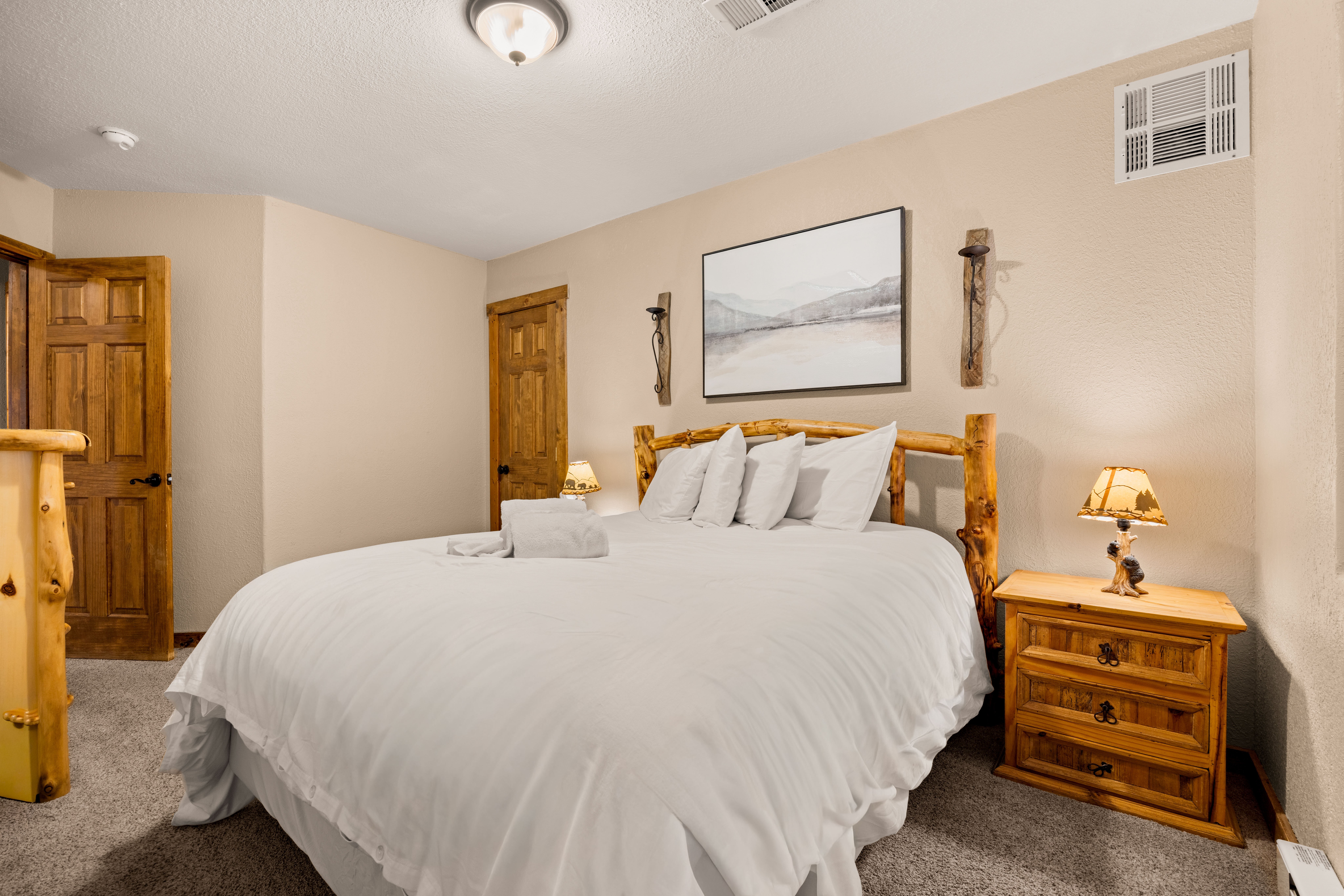 4th Bedroom (Lower Level): Queen Bed