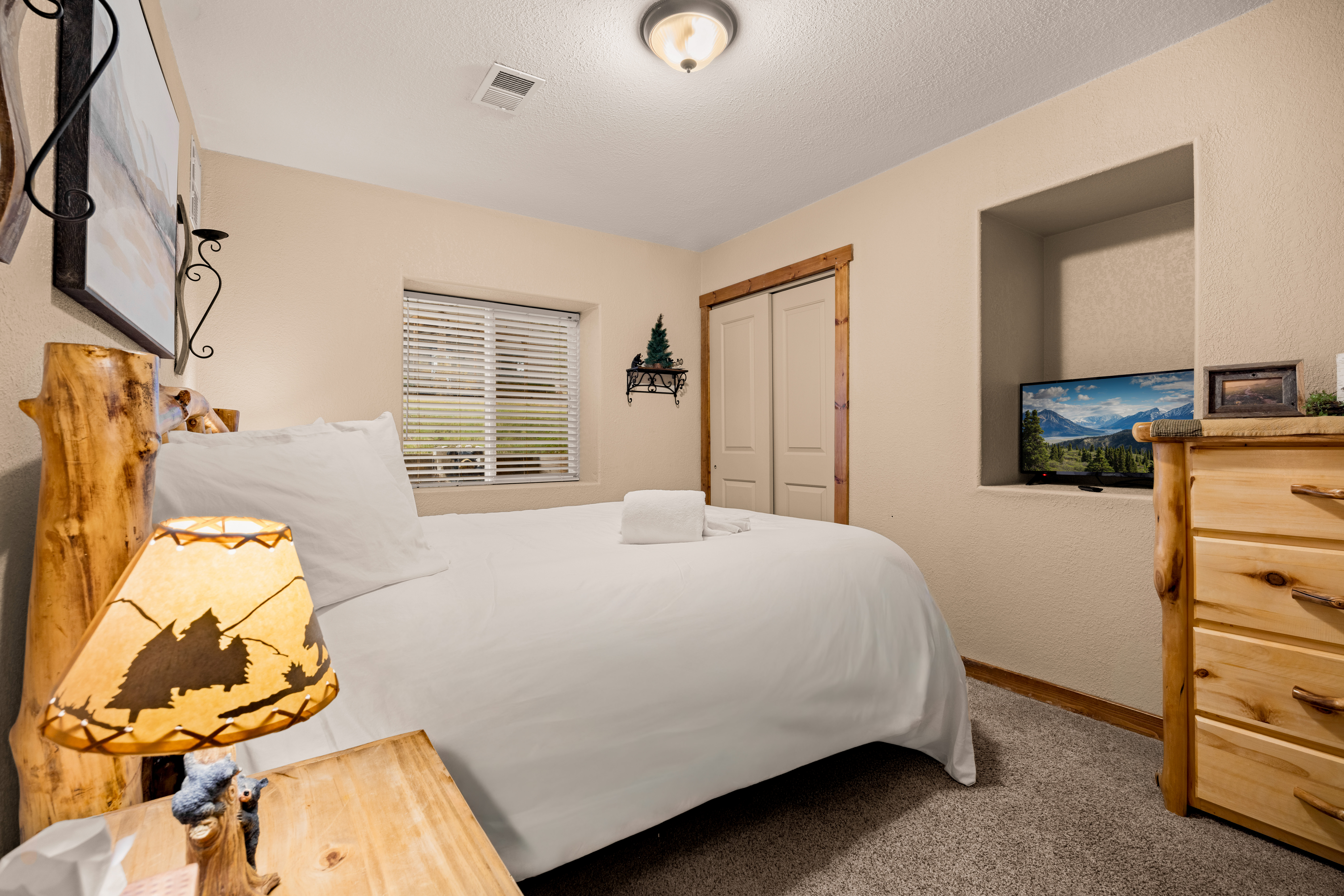 4th Bedroom (Lower Level): Queen Bed