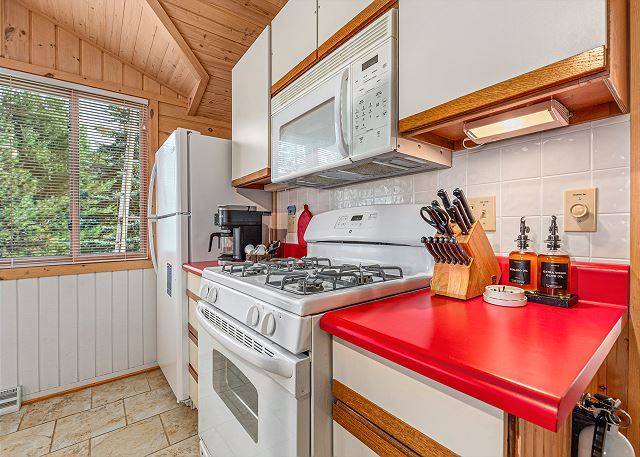 Harlequin Haven | HotTub, AC, Lake Access & Dock, Dogs OK w/ fee 7