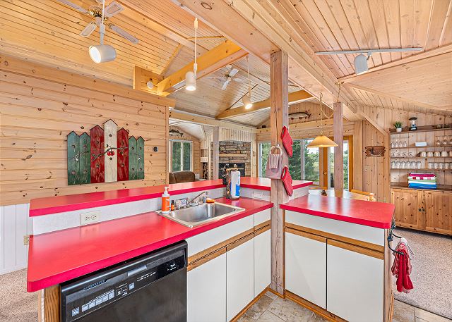 Harlequin Haven | HotTub, AC, Lake Access & Dock, Dogs OK w/ fee 3