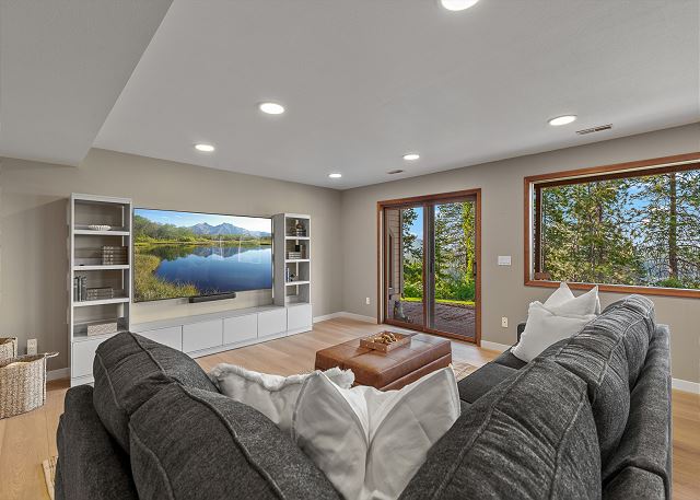 Relax at Hayden Lake | Stunning Views, Hot Tub & Games 10