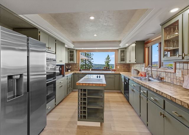 Relax at Hayden Lake | Stunning Views, Hot Tub & Games 8