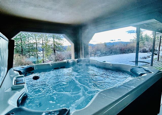Relax at Hayden Lake | Stunning Views, Hot Tub & Games 4