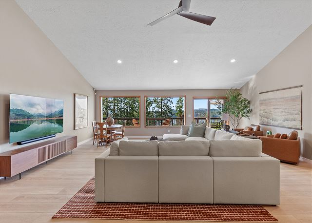 Relax at Hayden Lake | Stunning Views, Hot Tub & Games 9