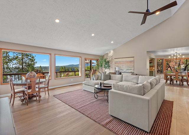 Relax at Hayden Lake | Stunning Views, Hot Tub & Games 2