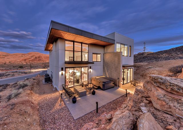 Lionsback Luxury Home | Panoramic Views | Minutes to Trails and Ntl Parks