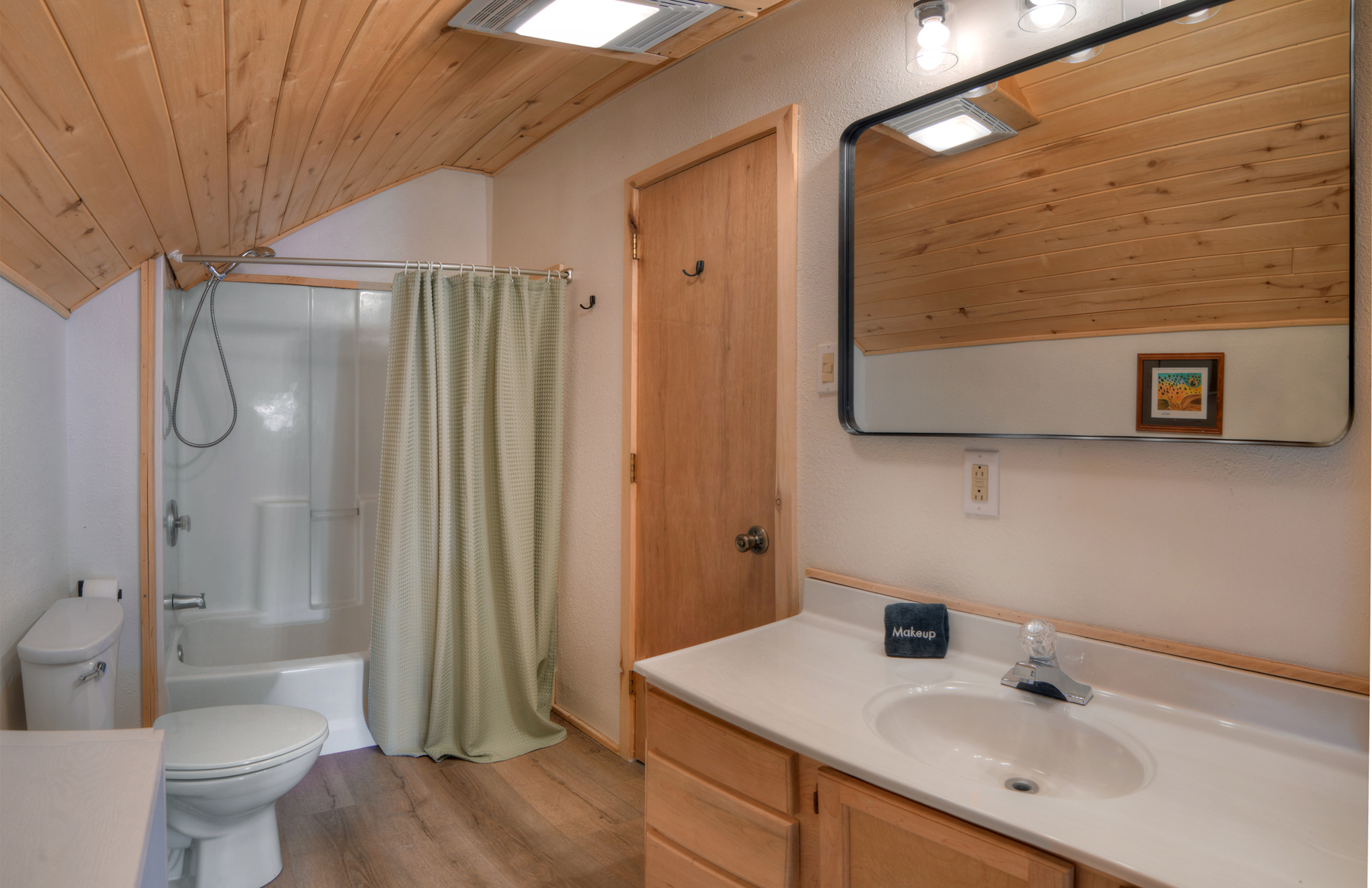 Upstairs shared ensuite bathroom with shower/tub combo. 