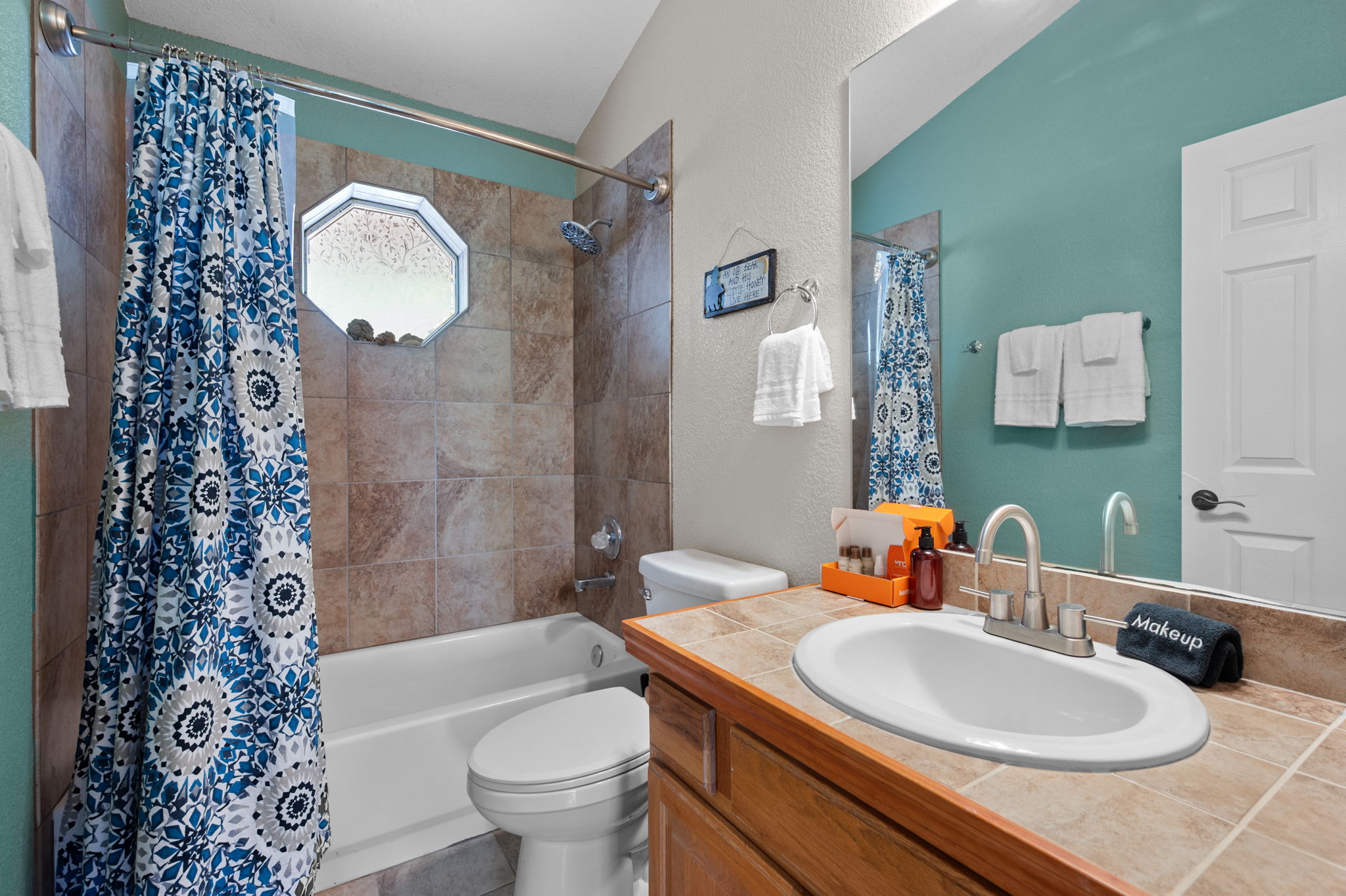 Tub/shower combo in bathroom #2