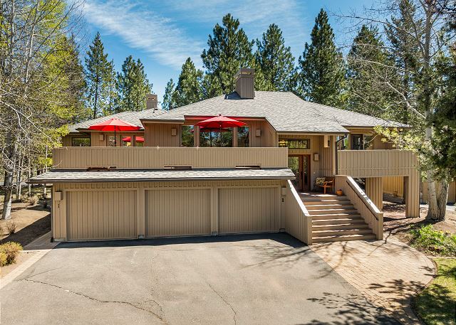 New! Hot Tub ~ Bonus Room ~ Fireplace ~ 4 Bedrooms ~ SHARC passes! 