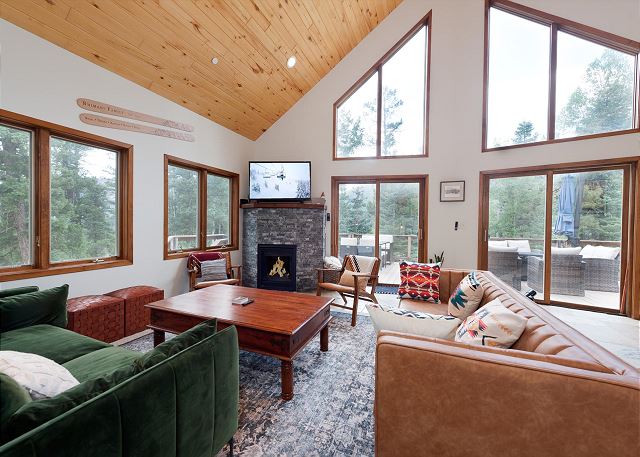 Custom Home with Large Deck on an Acre - Amazing Views - 3 miles to Purg 2