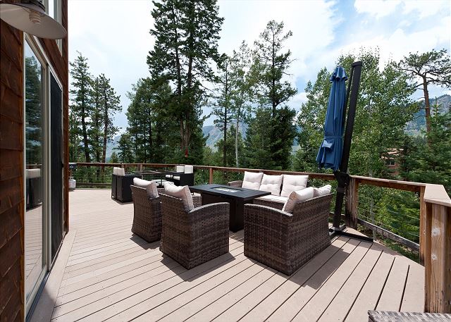 Custom Home with Large Deck on an Acre - Amazing Views - 3 miles to Purg