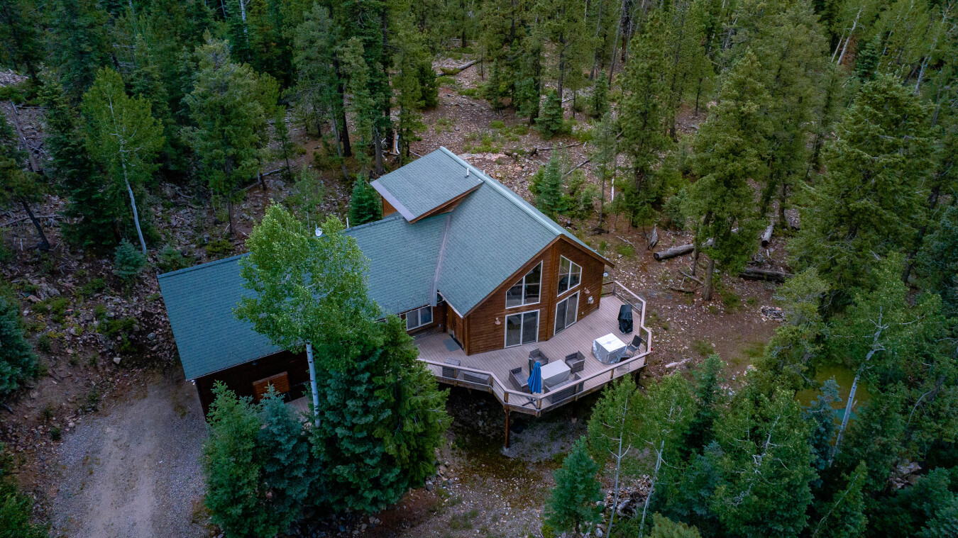 Custom Home with Large Deck on 1 Acre - Amazing Views - 3 miles to Purg | Photo 2