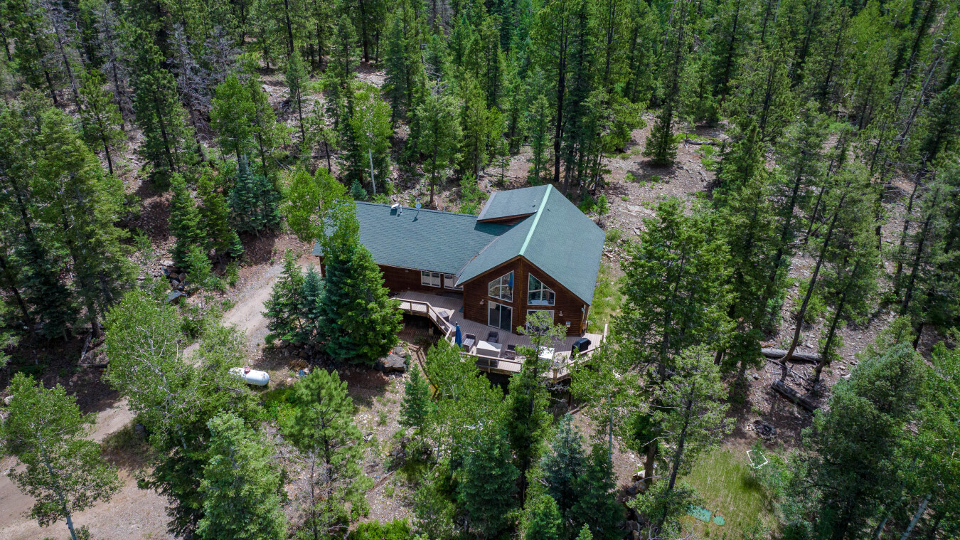 Custom Home with Large Deck on 1 Acre - Amazing Views - 3 miles to Purg | Photo 5