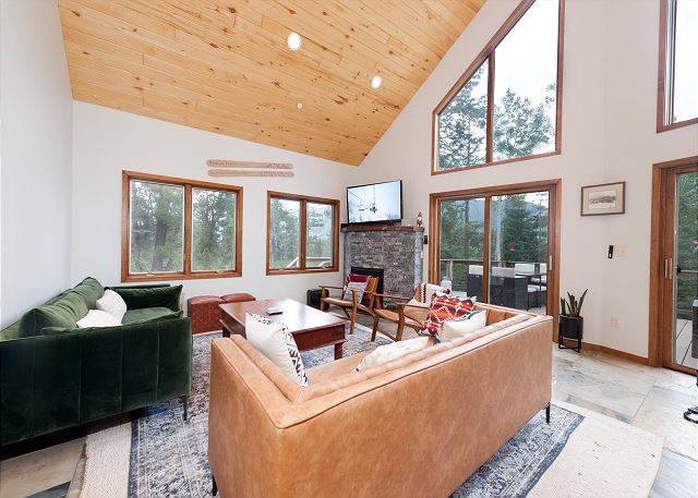 Custom Home with Large Deck on an Acre - Amazing Views - 3 miles to Purg 7