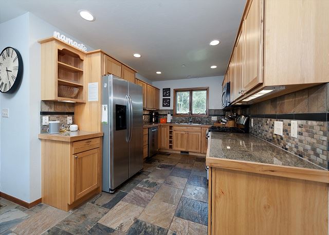 Custom Home with Large Deck on an Acre - Amazing Views - 3 miles to Purg 10