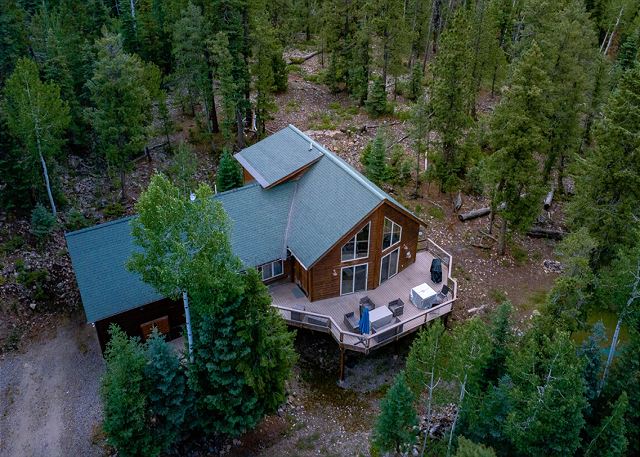 Custom Home with Large Deck on 1 Acre - Amazing Views - 3 miles to Purg 2
