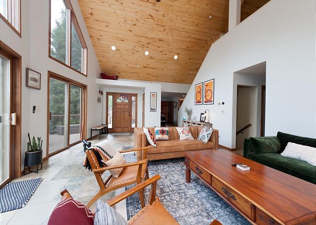 Custom Home with Large Deck on an Acre - Amazing Views - 3 miles to Purg 8