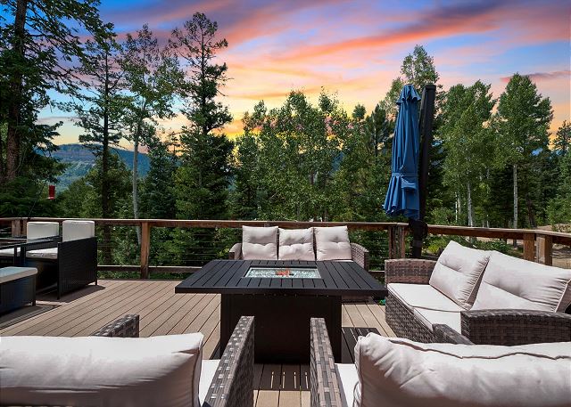 Custom Home with Large Deck on an Acre - Amazing Views - 3 miles to Purg