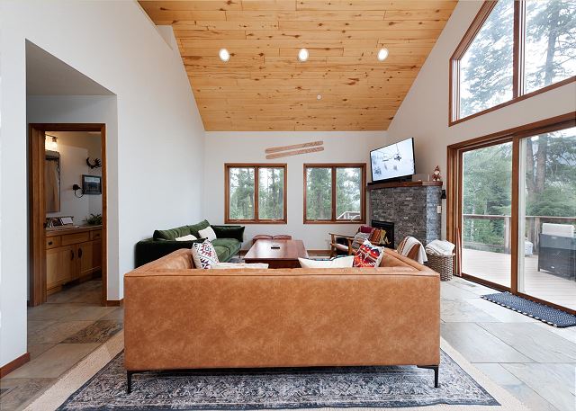 Custom Home with Large Deck on an Acre - Amazing Views - 3 miles to Purg 9